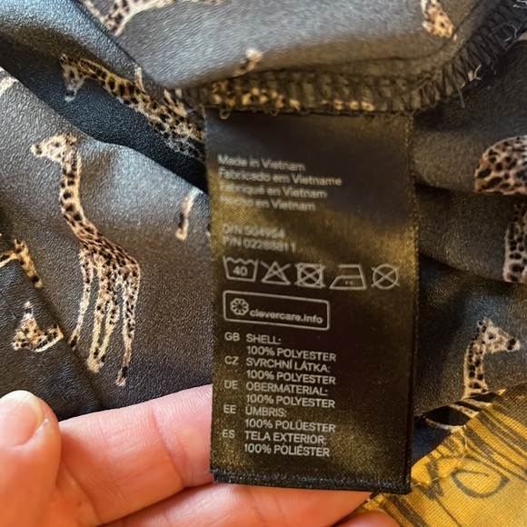 H&M 🦒 Giraffe Print Blouse, lightweight with cute shoulder details & pleats - Picture 11 of 11